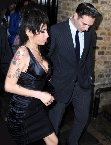 OPS! Amy Winehouse pokazala modrček in mednožje