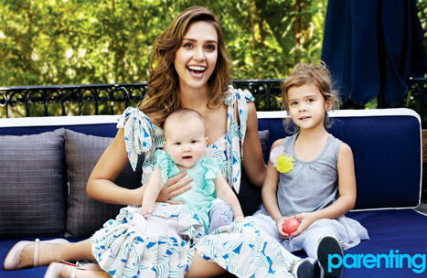 Prisrčno! Jessica Alba s hčerkicama krasi naslovnico