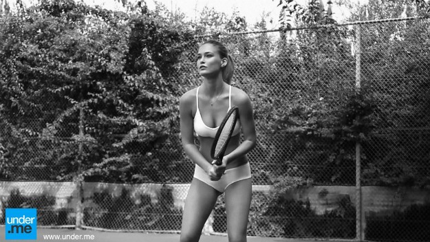Opa! Mikavna Bar Refaeli tenis igra le v spodnjem perilu