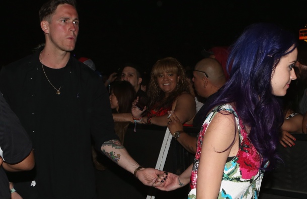 UJETA Katy Perry v zvezi s kitaristom!