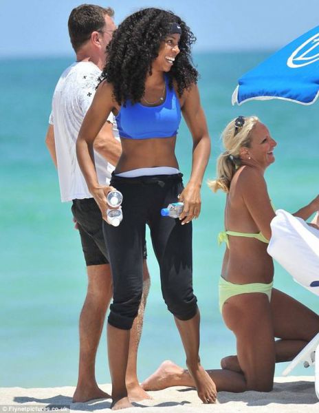 BIKINI Kelly Rowland razkazovala natrenirano telo