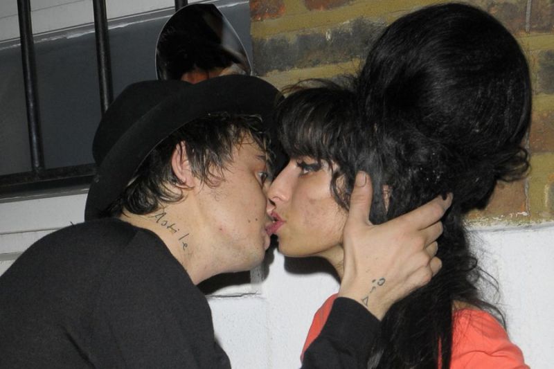 Šok! Prodajajo sliko s krvjo Amy Winehouse