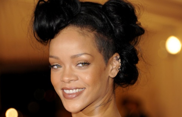 ŠOK Rihanna pristala v bolnici: Iz večerne obleke v bolniško haljo