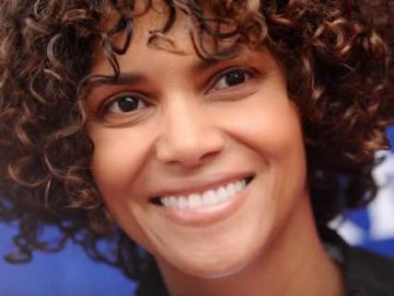 Uau! Halle Berry z novo pričesko izgleda kot 20-letnica