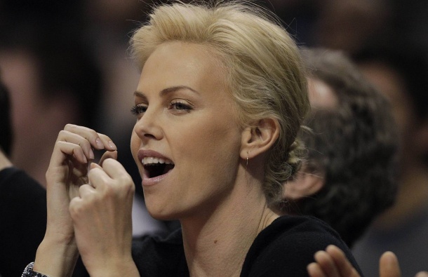 Ojej! Zmedeni Russell Brand ni prepoznal Charlize Theron