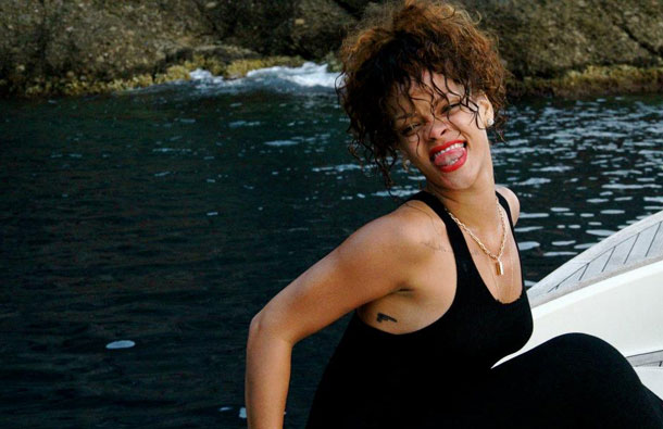 Rihanna: Zaposleni ne smejo jemati drog, ona lahko?!
