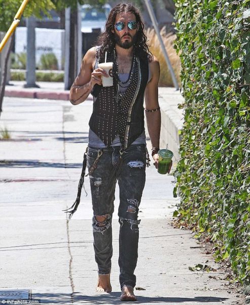 BIZARNO Russell Brand nima za čevlje: Naokoli hodi bos!