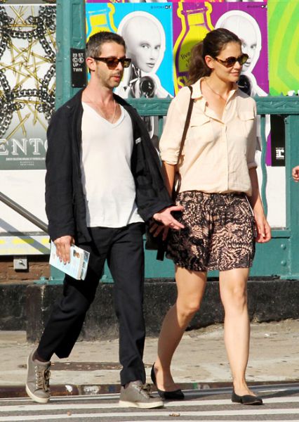 Ujeta! Katie Holmes na sprehodu z drugim moškim