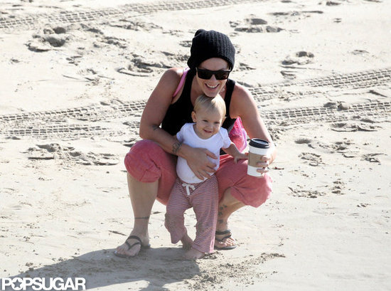 Pink ljubko hčerkico Willow lovila po plaži