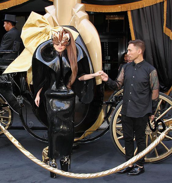 Ojoj! Lady GaGa z absurdnimi petami šokirala svet