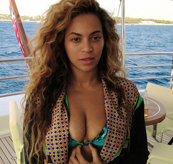 Seksi Beyonce: Tudi brez ličil je videti odlično