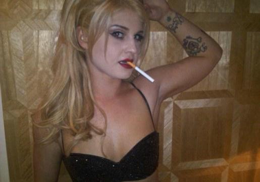 OPS! Kelly Osbourne se na ogled postavi