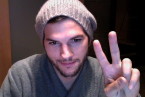 Podhranjeni Ashton Kutcher končal v bolnišnici