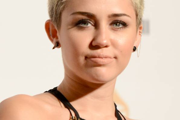 Miley Cyrus: Ji je bradavička pobegnila izpod obleke?