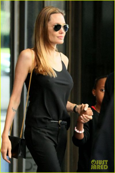 FOTO Angelina Jolie: Nakupovala brez modrčka!