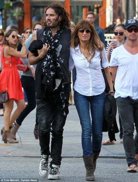 Russell Brand: Po 15 dnevih zveze že spet samski!