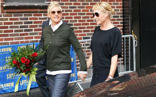 Ellen DeGeneres in Portia de Rossi zaljubljeno z roko v roki