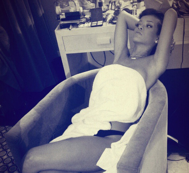 OPA Rihanna objavila fotografijo polgolega Chrisa na postelji?