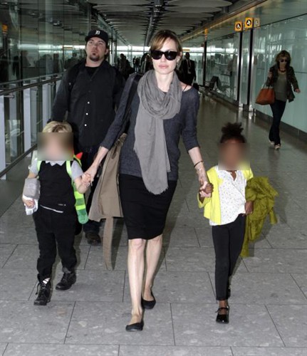 FOTO Slavna malčica Shiloh Jolie-Pitt naokoli v vojaških škornjih