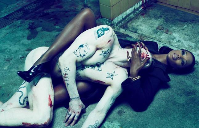 BIZARNO Naomi Campbell v naročju držala golega in krvavega moškega