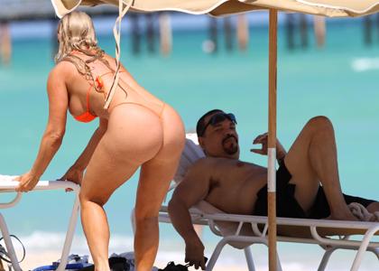 OPS! Prsata CoCo v najmanjših bikinkah: So to sploh kopalke?!