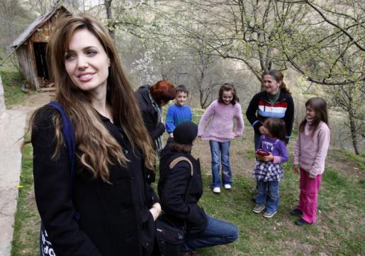 Dobrodelna Angelina Jolie finančno pomaga revnim Bosancem