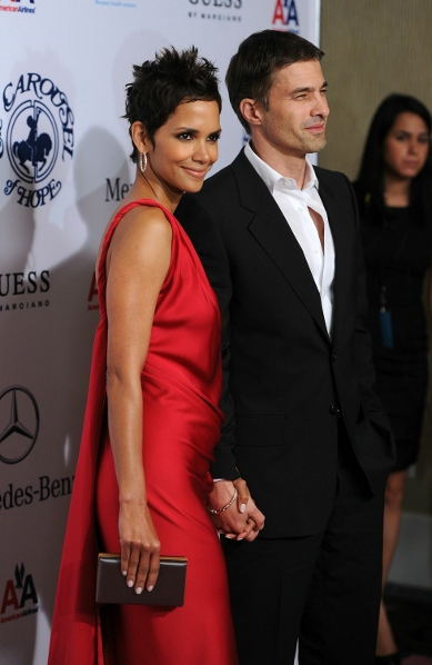 SEKSI Halle Berry potrdila razmerje z Olivierjem Martinezom