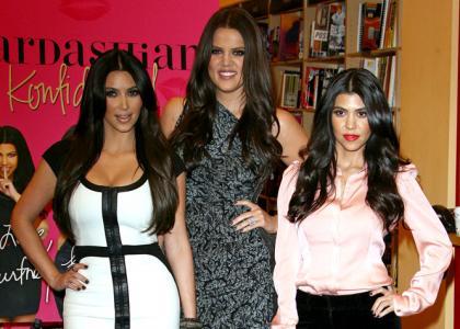 Lepe sestre Kardashian ponosno promovirale svojo knjigo
