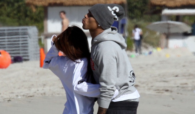 FOTO Chris Brown z novo punco užival na plaži