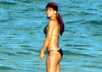 OPA! Rihanna pokazala fantastično telo v bikinkah