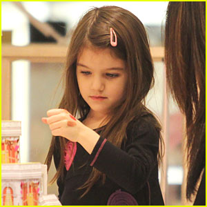 UJETA Razvajenka Suri Cruise že nakupuje ličila