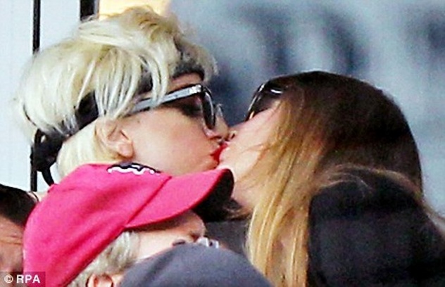 FOTO Lady GaGa na tekmi v spodnjem perilu kazala sredinec in poljubljala žensko