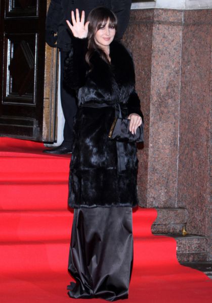 Monica Bellucci razočarala: Odela se je v krzneni plašč