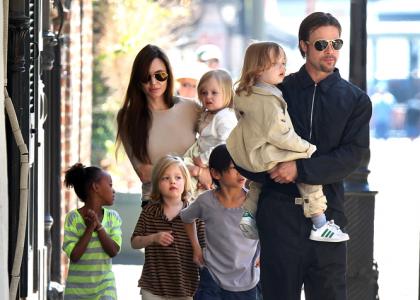FOTO Ljubka družinica Angeline Jolie: Z vsemi otroci v trgovino