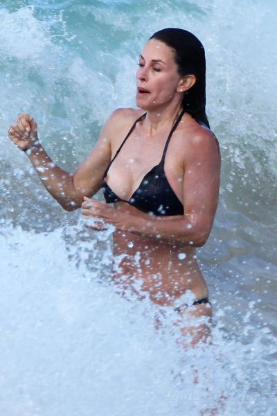 HOT! Courtney Cox: Izpod bikink pokukala gola bradavička