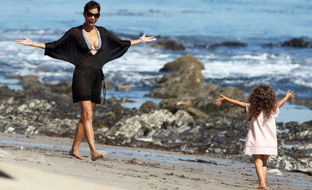 OPA! Halle Berry je mačka in pol: Spet kazala mamljivi dekolte
