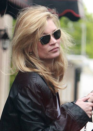 Obsedena s kuhanjem: Kate Moss pridno nabira kilograme