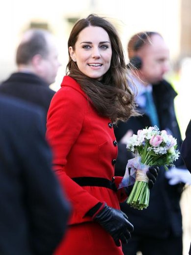 Najhujši strah Kate Middleton: Gola pred oltarjem in na očeh stroge kraljeve družine
