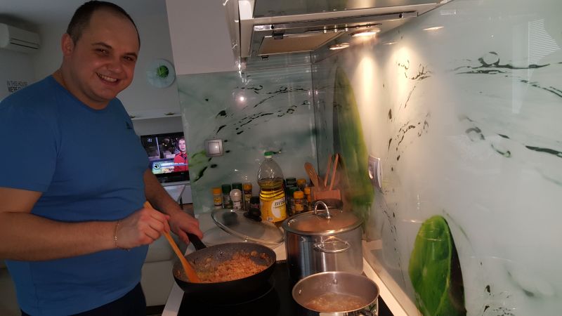Modrijan jo je na deževen dan peljal po nakupih