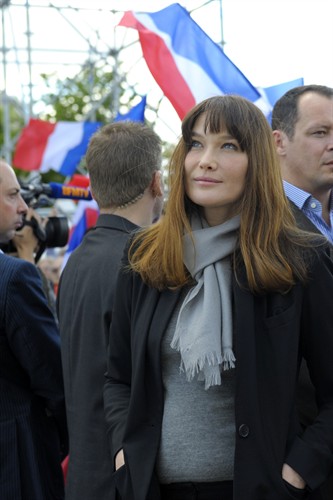 Foto: Carla Bruni po botoksu spremenila tudi pričesko