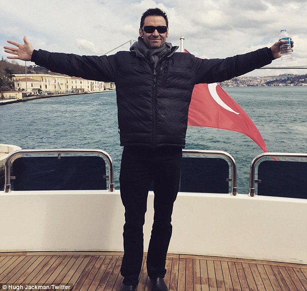 Ojoj! Hugh Jackman odpovedal nastope zaradi krvavitve!