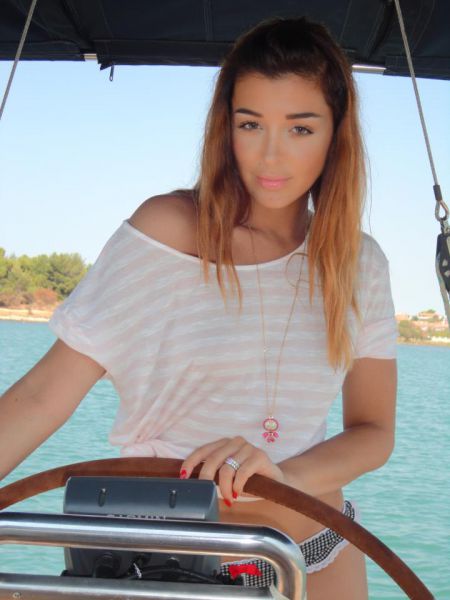 OPA! Toples Sanja Grohar na jadrnici na ogled postavila svojo sočno ritko