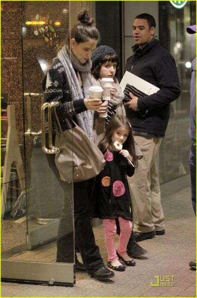 Ljubki Katie Holmes in Suri: Na lovu za toplim napitkom