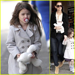 FOTO Suri Cruise pri 4-ih letih še vedno cuza dudo!