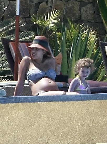 Ljubka Jessica Alba v bikinkah pokazala nosečniški trebušček
