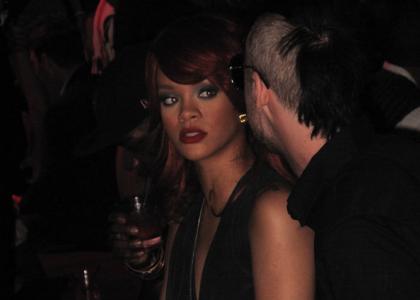 Seksi Rihanna obkrožena z moškimi občudovalci
