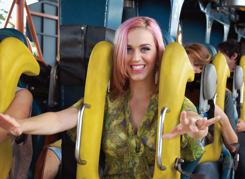 Katy Perry presenetila z roza lasmi