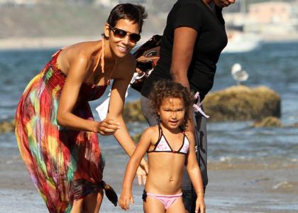 Foto Halle Berry: Seksi mamica uživala na plaži