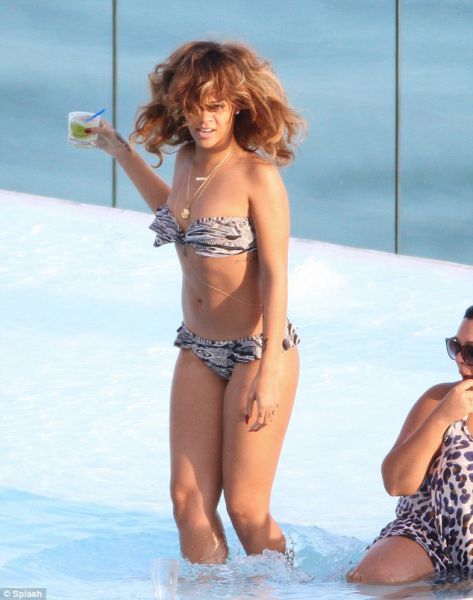 Opa! Rihanna v bazenu grabila prijateljičino oprsje