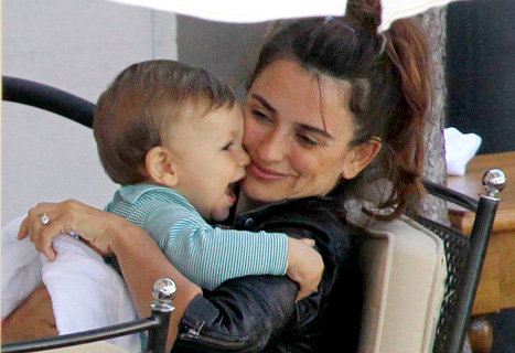 Foto: Penelope Cruz z ljubkim sinčkom po Italiji